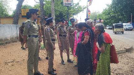 ஜனாதிபதியின் வவுனியா வருகைக்கு எதிர்ப்பு தெரிவித்து கறுப்புக் கொடி காட்டிய காணாமல ஆக்கப்பட்டோரின் உறவுகள்: குவிக்கப்பட்ட பொலிசார்