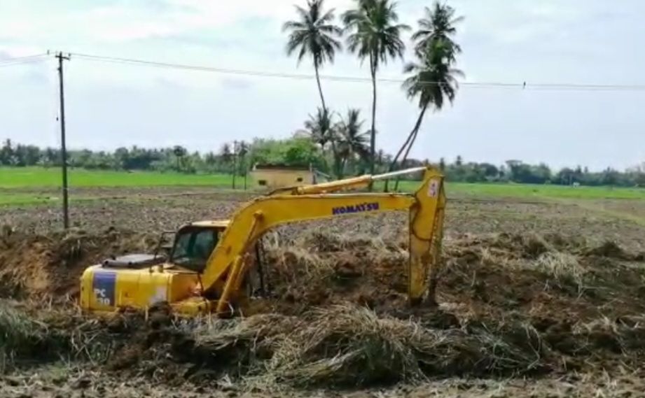 பாபநாசம் அருகே திருவைக்காவூர் மண்ணியாற்றில் தூர் வாரும் திட்டப் பணிகள் குறித்து தஞ்சை மாவட்ட ஆட்சித்தலைவர் ஆய்வு.