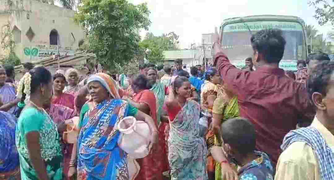 கிராம பொதுமக்கள் காலி குடங்களுடன் அரியலூர்-திட்டக்குடி சாலையில் திடீர் சாலை மறியல்.