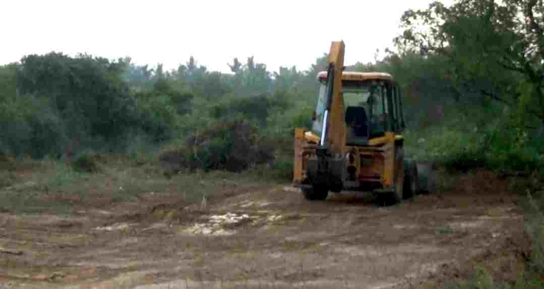 மன்னார்குடி அருகே கோயில் சொந்தமான இடத்தில் காடுகளை அழித்து அரசு நெல் சேமிப்புக் கிடங்கு மக்கள் எதிர்ப்பு.