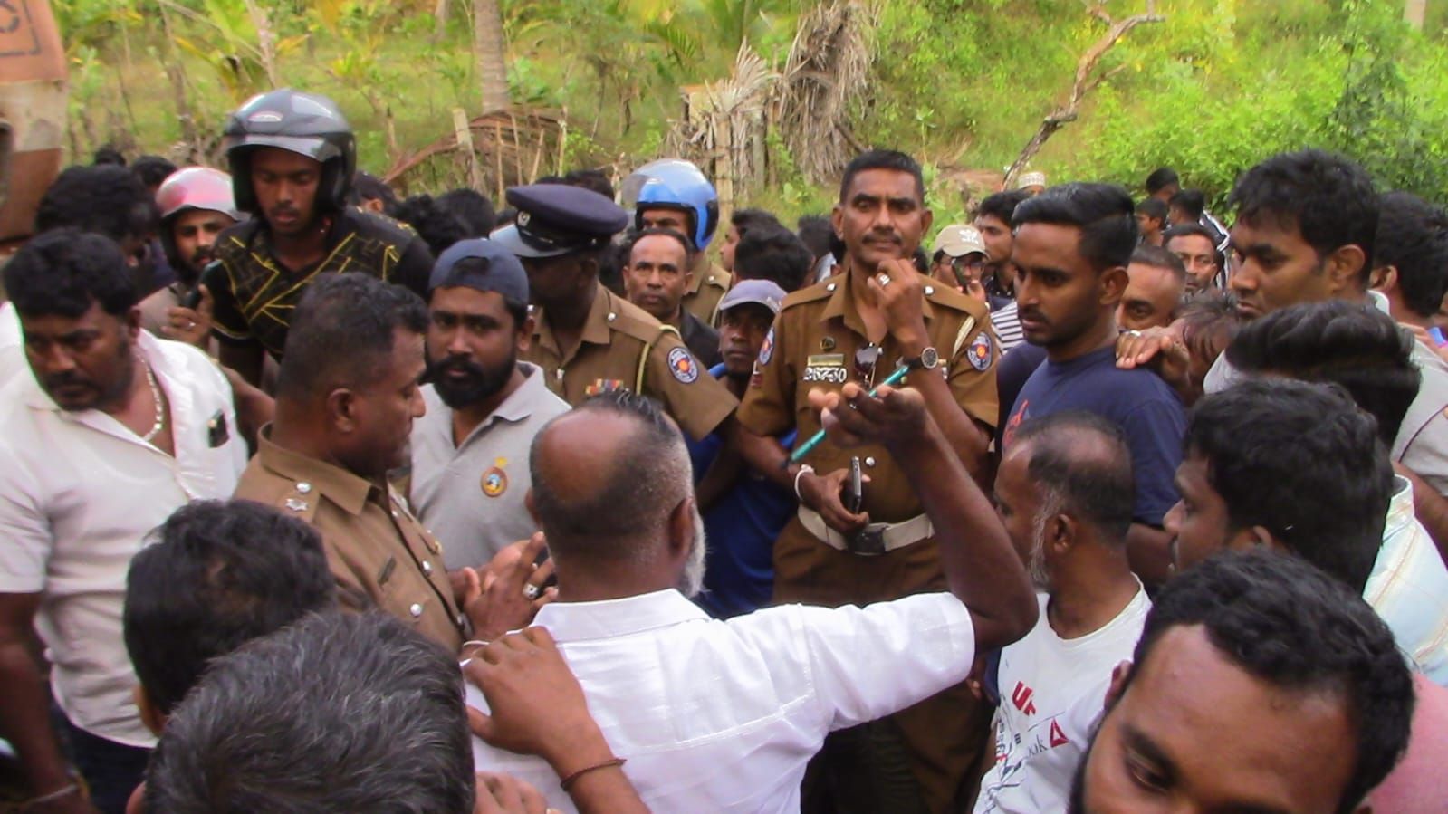 முந்தல் - புளிச்சாக்குளத்தில்  ரயிலை மறித்து ஆர்ப்பாட்டம் செய்த மக்கள்