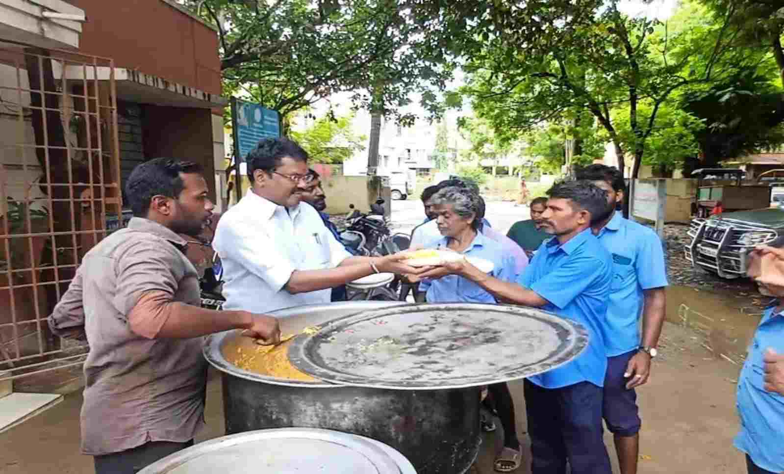 ஐயப்பன்தாங்கல் ஊராட்சியில் தூய்மை பணியாளர்களுக்கு சிக்கன் பிரியாணி வழங்கிய ஊராட்சி மன்ற தலைவரின் கணவர்.