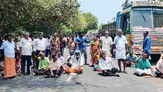 கோயில் நிலங்களில் வசிக்கக்கூடிய மக்களுக்கு மின் இணைப்பு வழங்குவதில் அலட்சியம் காட்டும் மின்வாரியத்துறையை கண்டித்து சாலை மறியல்.