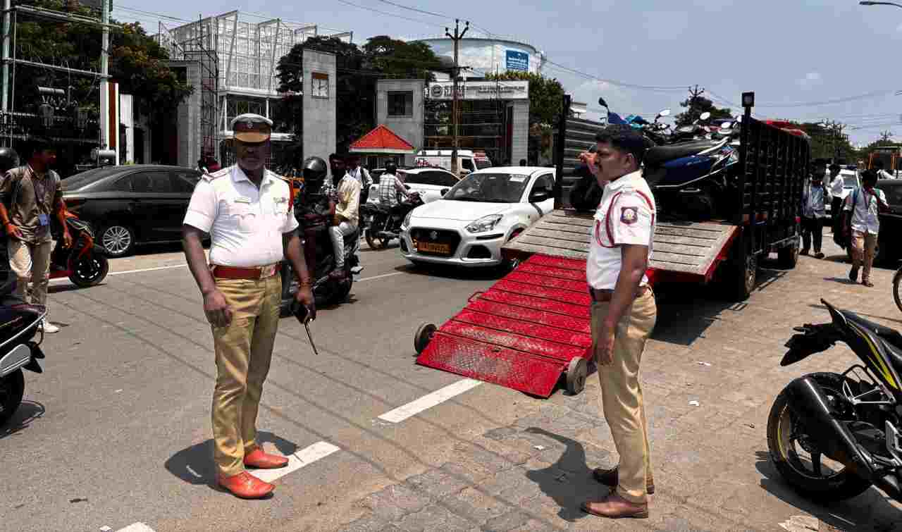 நோ பார்க்கிங்கில் நின்ற வண்டிகள் அதிரடி காட்டிய போக்குவரத்து ஆய்வாளர் 