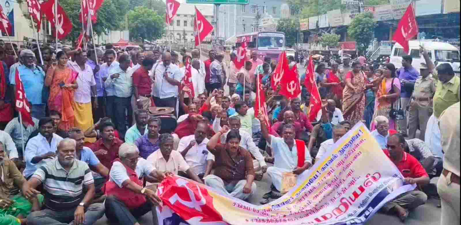 சாம்சங் தொழிற்சங்க பதிவை உடனே செய்ய வேண்டும் என்பதை கோரிக்கைகளை வலியுறுத்தி சிஐடியு சார்பில் மறியல்.