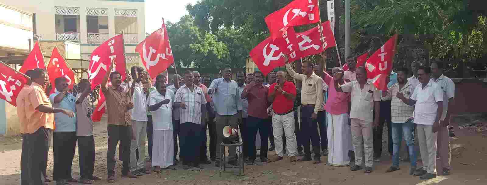 50 ஆண்டுகளாக இயங்கி‌ வந்த எப்சி  யூனிட்டை தேவகோட்டைக்கு மாற்றியதை‌ கண்டித்து ஆர்ப்பாட்டம்.