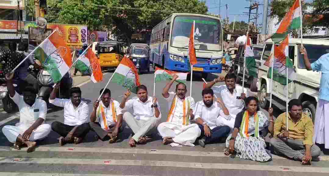 திருநெல்வேலி மாவட்ட காங்கிரஸ் தலைவர் படுகொலையை கண்டித்து நாகையில் காங்கிரஸ் கட்சியினர் சாலை மறியல்.