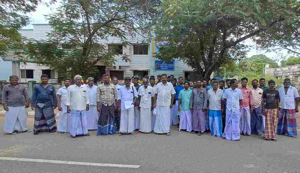 காதில் பூ சுற்றி மீன்வளத்துறை இயக்குனர் பிரபாவதியிடம் மீனவர்கள் கோரிக்கை மனு.