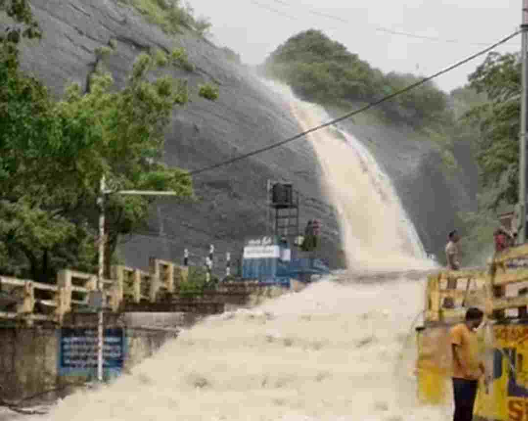 குற்றால அருவியில் வெள்ள பெருக்கு - வெள்ளத்தில் மாயமான இளைஞர்.