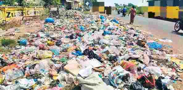 நகராட்சியில் கொட்டும் குப்பையால் பொது மக்களுக்கு நோய் தொற்று ஏற்படும் அபாயம்.