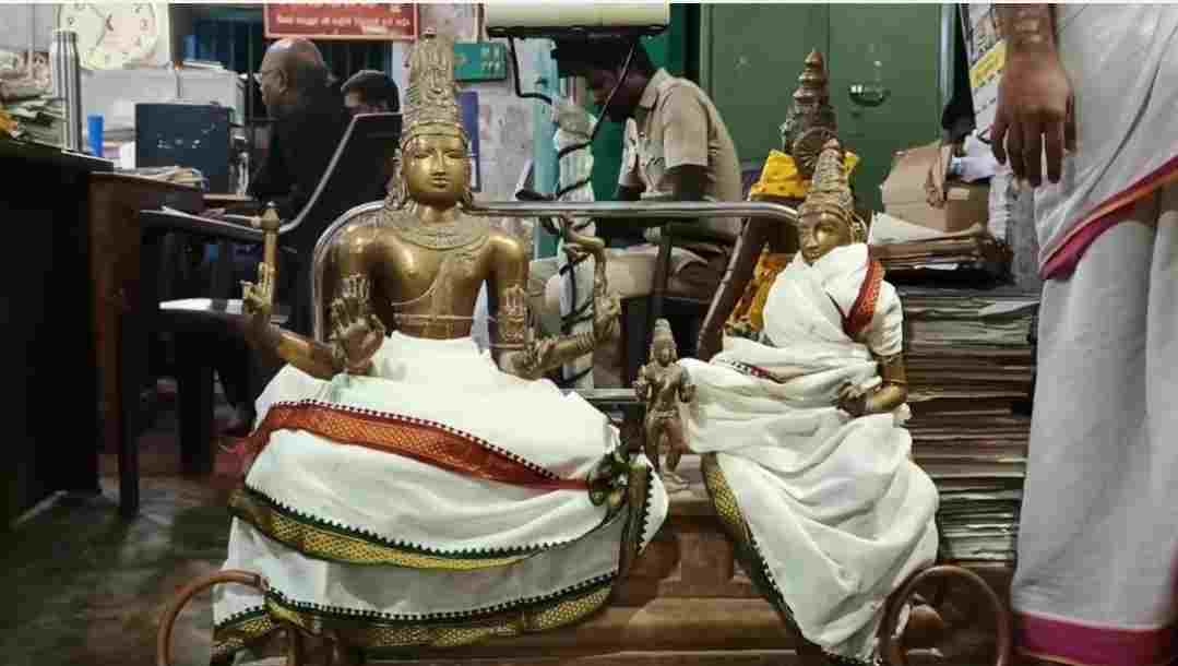 காஞ்சிபுரம் ஏகாம்பர நாதர் கோவிலில், உற்சவருக்கு சிலை செய்ததில், 8.7 கிலோ தங்கம் மோசடி வழக்கு சிவகாஞ்சி காவல்துறையினருக்கு மாற்றம்.