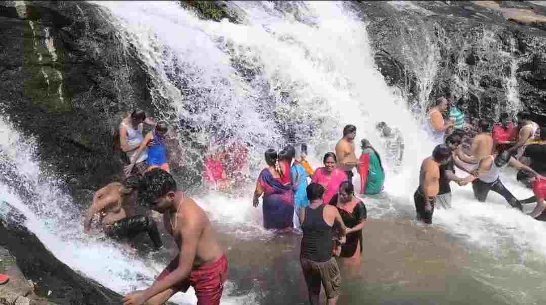 விடுமுறை தினத்தை முன்னிட்டு ஆர்ப்பரித்து கொட்டும் கும்பக்கரை அருவியில் குவிந்த சுற்றுலா பயணிகள்