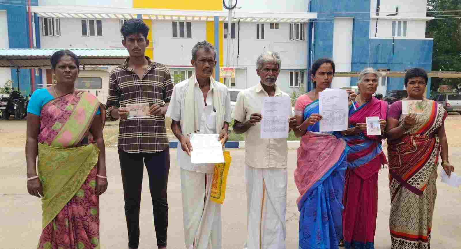 திருச்சி அருகே ஊரில் இருந்து ஒதுக்கிய குடும்பங்களை சேர்க்க வேண்டுமானால் 2 லட்சம் கொடுக்க வேண்டும்.