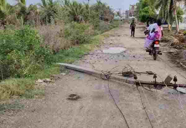 10க்கும் மேற்பட்ட மின்கம்பங்கள் முறிந்து விழுந்தது, கிராமம் இருளில் மூழ்கியது