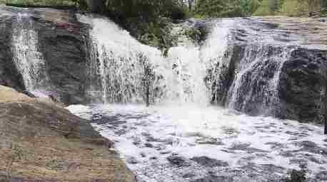 பெரியகுளம் கும்பக்கரை அருவியின் நீர்ப்பிடிப்பு பகுதியில் பெய்த கன மழையால் அருவியில் ஆர்ப்பரித்து கொட்டும் அருவி.