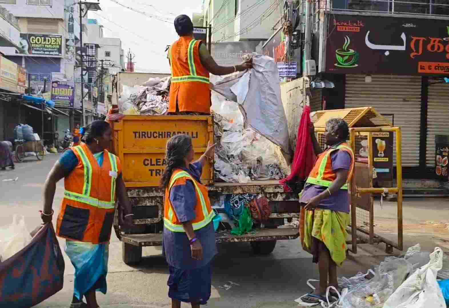 டன் கணக்கில் சேர்ந்த குப்பைகள் - கையுறை இல்லாமல் அகற்றி வரும் தூய்மை பணியாளர்கள்.