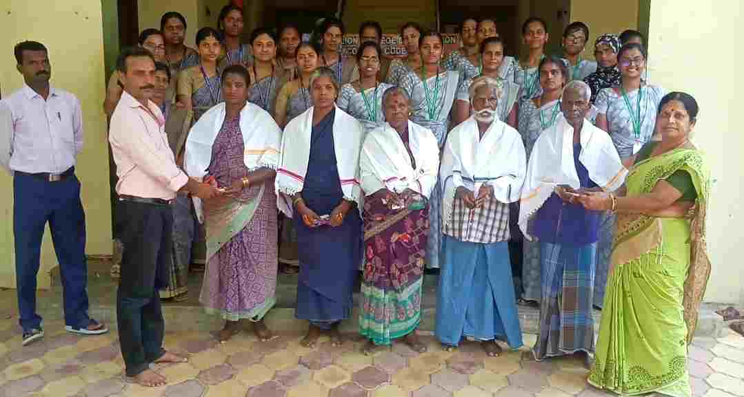 தூய்மை பணியாளர்களின் கைகளை கழுவி, சந்தனம் பூசி, குங்குமப் பூ இட்டு சிறப்பு செய்த ஆசிரியர்கள் மற்றும் மாணவிகள்.