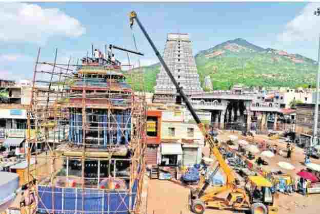 திருவண்ணாமலை கார்த்திகை தீபத்திருவிழாவை முன்னிட்டு பஞ்ச ரதங்களை சீரமைக்கும் பணி ராட்சத கிரேன் உதவியுடன் நடந்தது