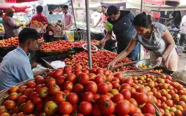 தேனி மாவட்டத்தில் உச்சம் தொட்ட தக்காளி விலை கிலோ ரூ.120க்கு விற்பனை