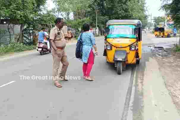 நடுரோட்டில் வாகனங்களின் நிறுத்தி அளப்பறையில் ஈடுபட்ட பெண்