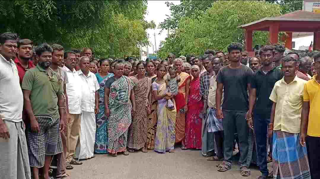 விருதுநகர் மானகசேரி கிராமத்தைச் சேர்ந்த நூற்றுக்கும் மேற்பட்ட பொதுமக்கள் மாவட்ட ஆட்சியரிடம் மனு.