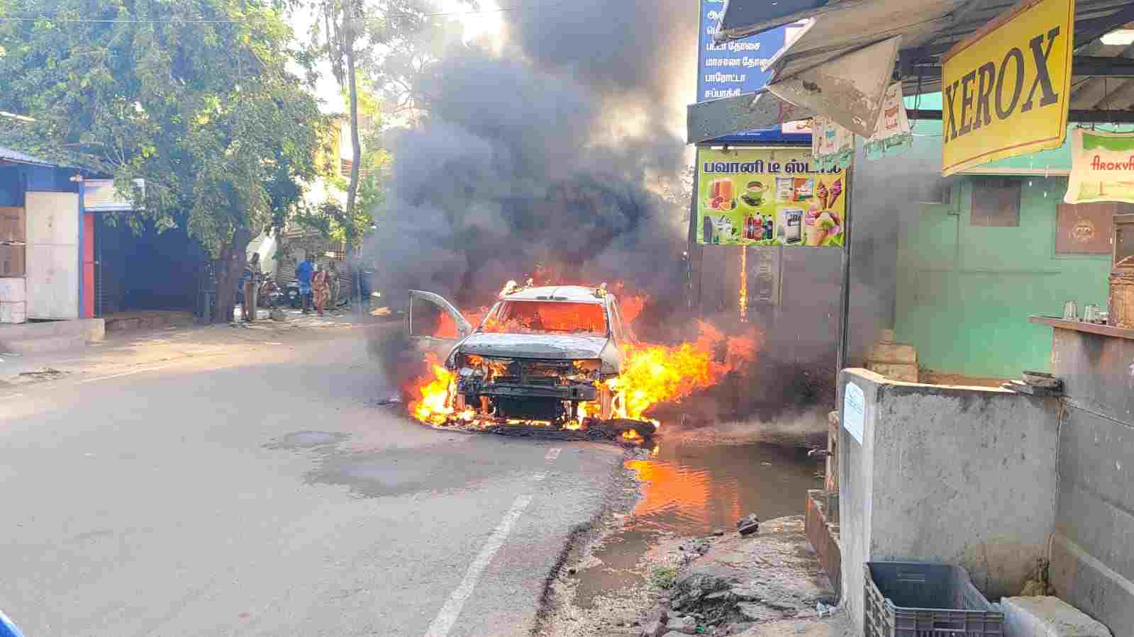 மீஞ்சூர் உறவினர் வீட்டிற்கு வந்த நிலையில் கார் திடீரென தீ பற்றி எரிந்ததால் பெரும் பரபரப்பு.