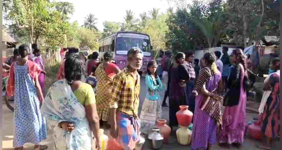 அரியலூர் -ஆண்டிமடம் அருகே குடிநீர் கேட்டு காலி குடங்களுடன் சாலை மறியலில் ஈடுபட்ட பெண்களால் பரபரப்பு.